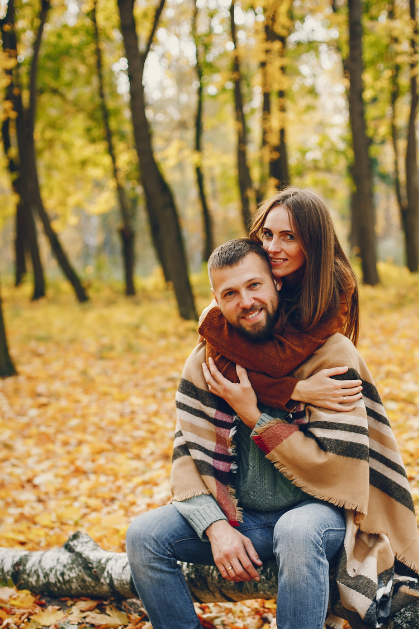 par som holder rundt hverandre